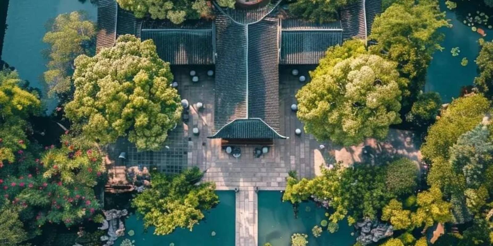悟空体育首页主视觉，球迷在赛场边观赛